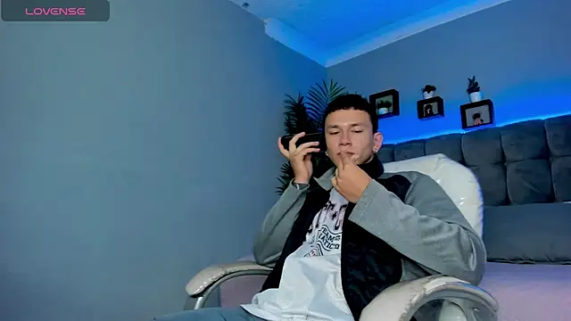 Snapshot of Thomas_moon chatting on 04.16.26 Thomas moon online show from 04.16.26