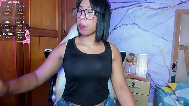 Snapshot of Elowen_Clark chatting on 10.22.25 Elowen Clark online show from 10.22.25