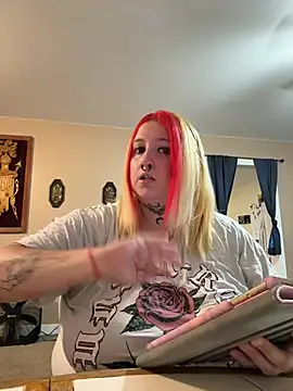 Snapshot of vanessraine chatting on 05.28.26 vanessraine online show from 05.28.26