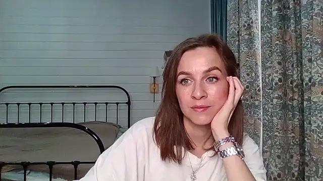 Snapshot of Niravyn_ chatting on 10.24.25 Niravyn  online show from 10.24.25