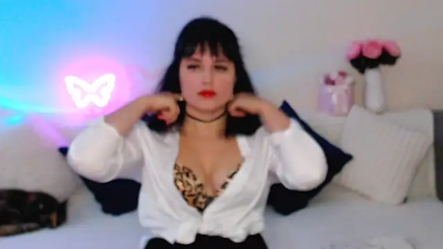 Bella Hillss online show from 10.04.25