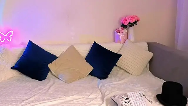 Bella Hillss online show from 11.06.25