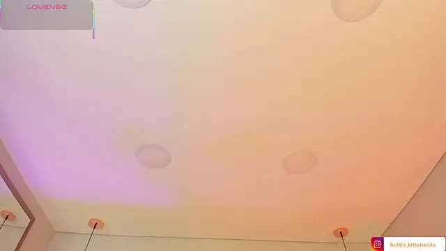 Viollet xoxo online show from 10.17.25