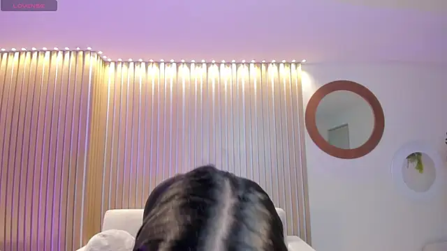 Snapshot of MiaLaurence chatting on 04.25.26 MiaLaurence online show from 04.25.26