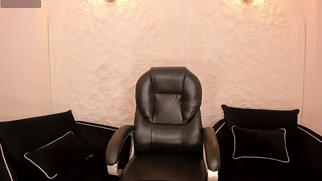 Snapshot of MiaLaurence chatting on 04.29.26 MiaLaurence online show from 04.29.26