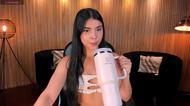 Snapshot of MiaLaurence chatting on 05.01.26 MiaLaurence online show from 05.01.26