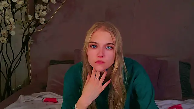 Snapshot of 4example_Chloe chatting on 09.25.25 4example Chloe online show from 09.25.25