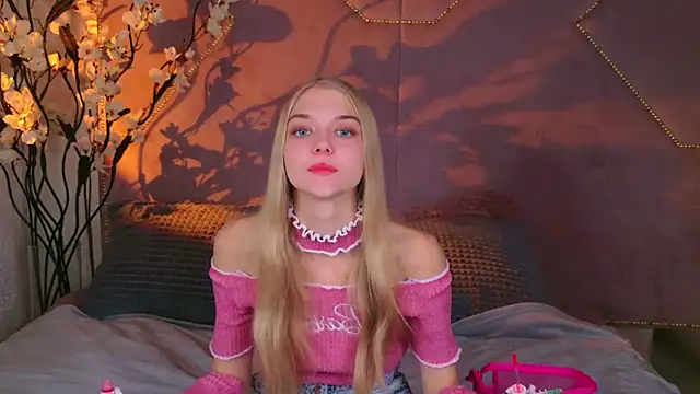 Snapshot of 4example_Chloe chatting on 09.30.25 4example Chloe online show from 09.30.25