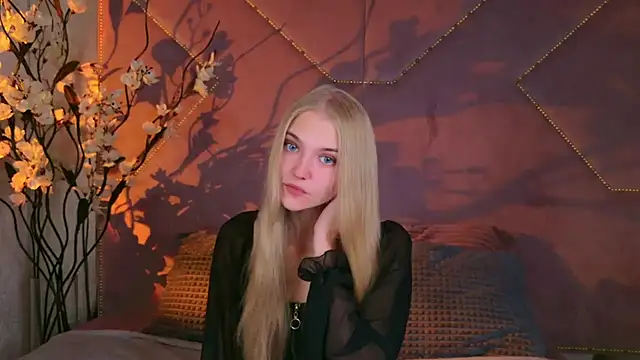 Snapshot of 4example_Chloe chatting on 10.01.25 4example Chloe online show from 10.01.25