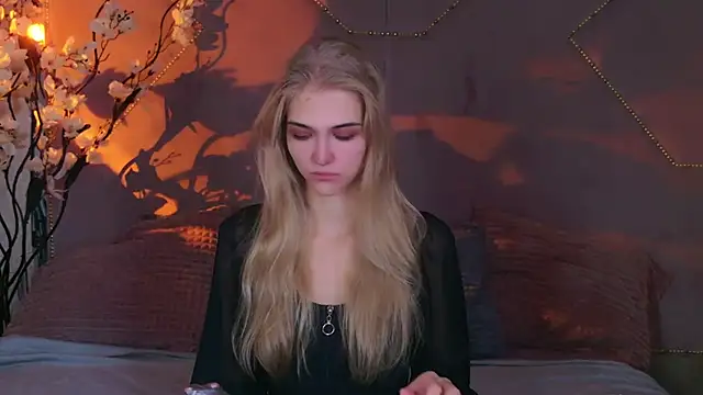 Snapshot of 4example_Chloe chatting on 10.06.25 4example Chloe online show from 10.06.25