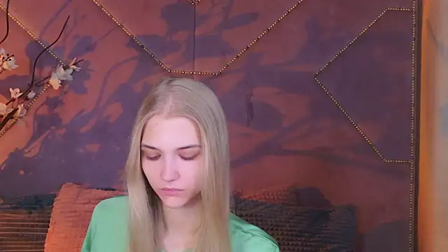 Snapshot of 4example_Chloe chatting on 10.08.25 4example Chloe online show from 10.08.25