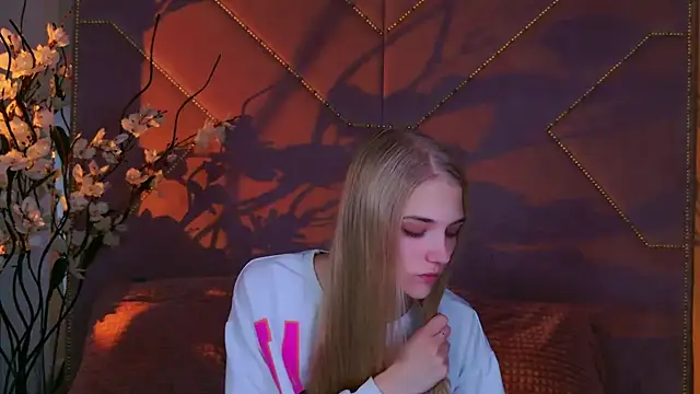 Snapshot of 4example_Chloe chatting on 10.10.25 4example Chloe online show from 10.10.25