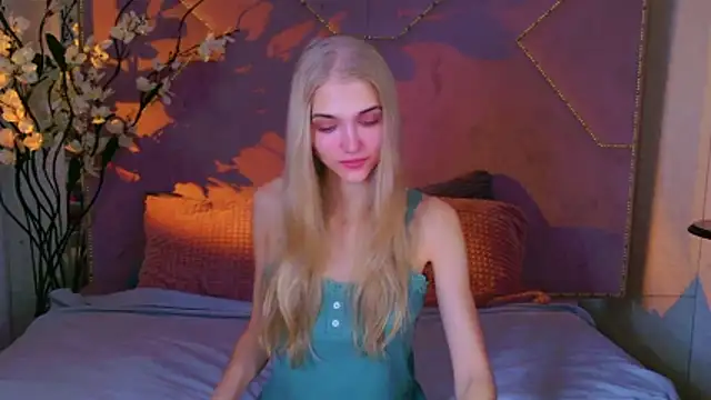 Snapshot of 4example_Chloe chatting on 10.14.25 4example Chloe online show from 10.14.25