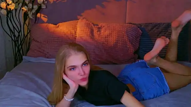 Snapshot of 4example_Chloe chatting on 10.15.25 4example Chloe online show from 10.15.25