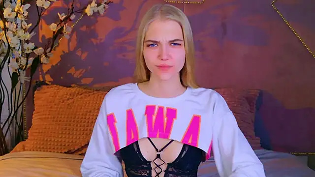 Snapshot of 4example_Chloe chatting on 10.20.25 4example Chloe online show from 10.20.25