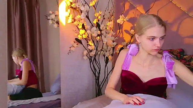 Snapshot of 4example_Chloe chatting on 10.29.25 4example Chloe online show from 10.29.25