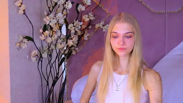 4example Chloe online show from 11.13.25