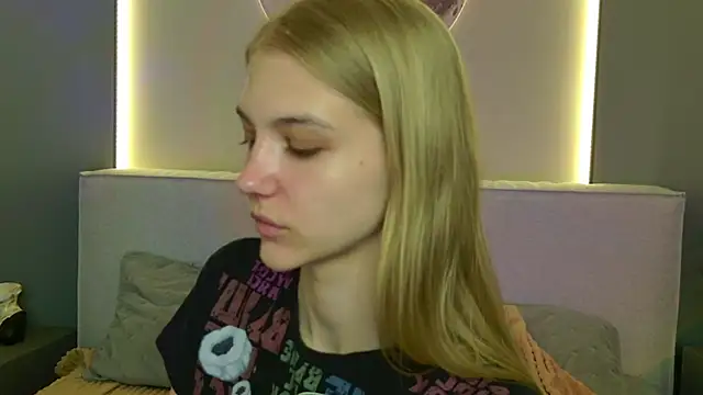 4example Chloe online show from 04.10.26