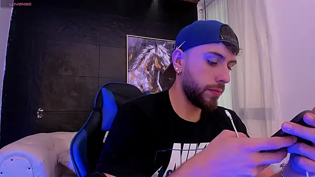 Snapshot of Maximo_Wolff chatting on 10.11.25 Maximo Wolff online show from 10.11.25