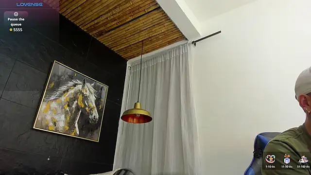 Snapshot of Maximo_Wolff chatting on 10.24.25 Maximo Wolff online show from 10.24.25