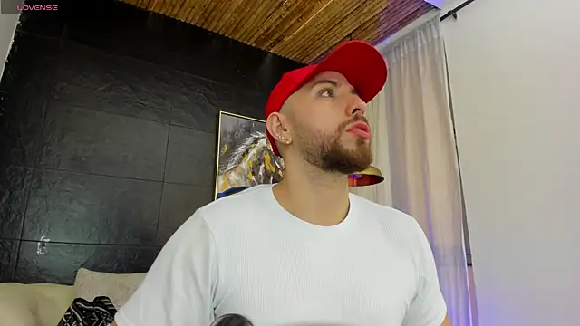 Snapshot of Maximo_Wolff chatting on 10.28.25 Maximo Wolff online show from 10.28.25