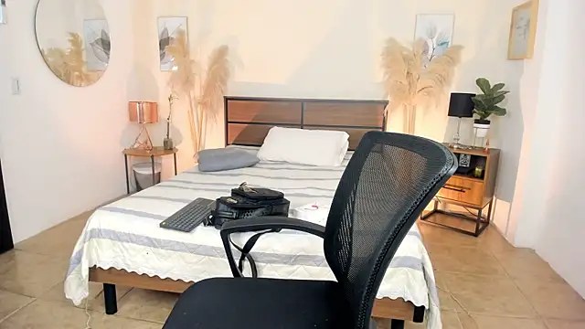 Snapshot of EmaaaBrown_ chatting on 04.16.26 EmaaaBrown online show from 04.16.26