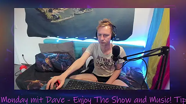 Snapshot of DaveLindau chatting on 10.27.25 DaveLindau online show from 10.27.25