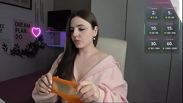 Snapshot of LiaWoow chatting on 09.30.25 LiaWoow online show from 09.30.25