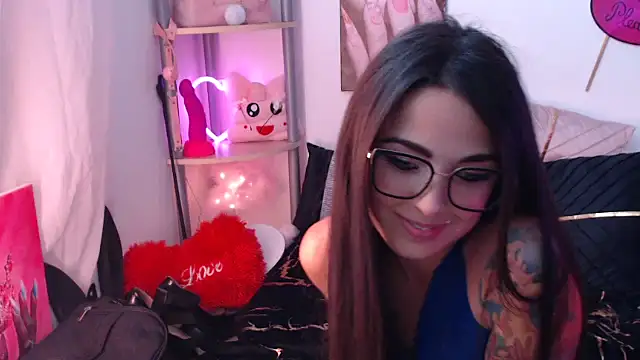 Snapshot of Tyna_Veliksa chatting on 10.21.25 Tyna Veliksa online show from 10.21.25