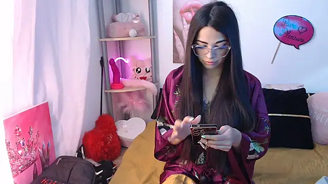 Snapshot of Tyna_Veliksa chatting on 10.28.25 Tyna Veliksa online show from 10.28.25