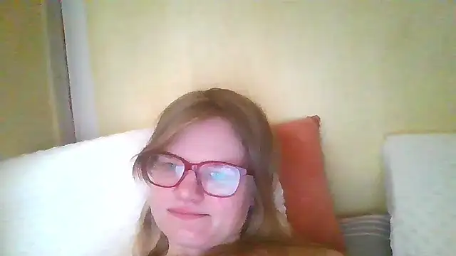 Snapshot of Moonolighta chatting on 09.15.25 Moonolighta online show from 09.15.25