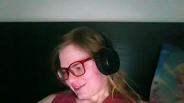 Snapshot of Moonolighta chatting on 09.25.25 Moonolighta online show from 09.25.25