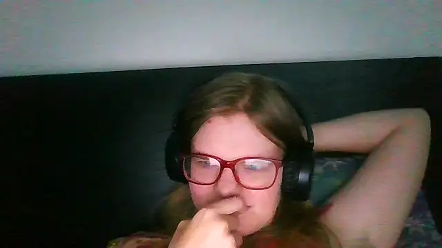 Snapshot of Moonolighta chatting on 09.30.25 Moonolighta online show from 09.30.25