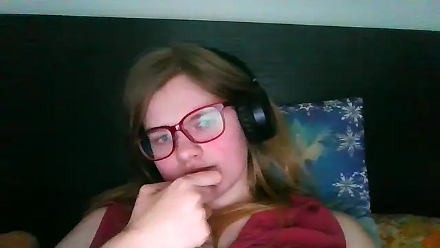 Snapshot of Moonolighta chatting on 10.08.25 Moonolighta online show from 10.08.25