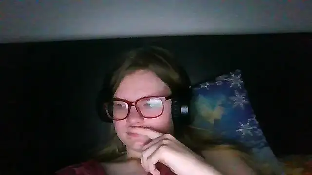 Snapshot of Moonolighta chatting on 10.10.25 Moonolighta online show from 10.10.25