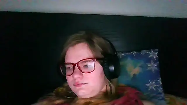 Snapshot of Moonolighta chatting on 10.13.25 Moonolighta online show from 10.13.25