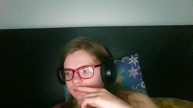 Snapshot of Moonolighta chatting on 10.26.25 Moonolighta online show from 10.26.25