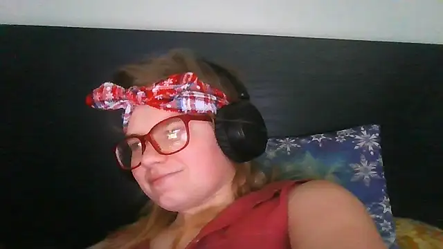 Snapshot of Moonolighta chatting on 10.28.25 Moonolighta online show from 10.28.25