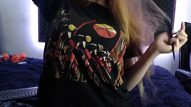 karlamoon23 online show from 10.15.25