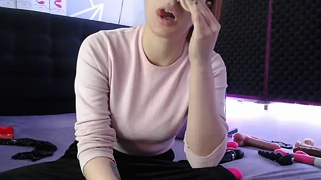 karlamoon23 online show from 10.26.25