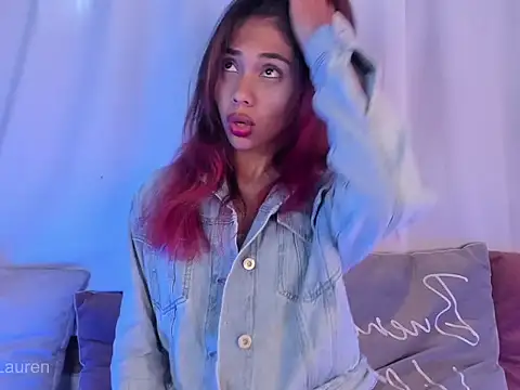 Snapshot of Laurenn_2 chatting on 11.04.25 Laurenn 2 online show from 11.04.25