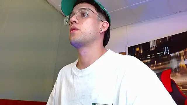 Snapshot of alexgiraldo__ chatting on 06.20.26 alexgiraldo online show from 06.20.26