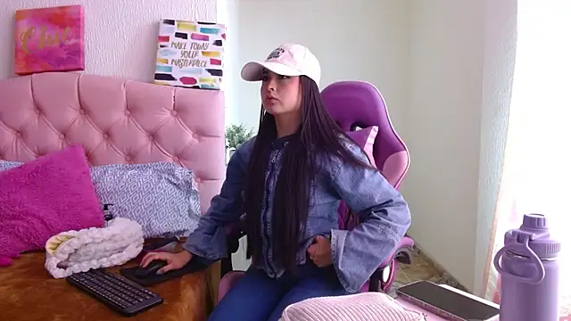 Snapshot of Emma-Flowers chatting on 09.27.25 Emma-Flowers online show from 09.27.25