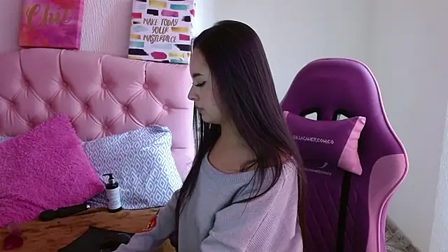 Snapshot of Emma-Flowers chatting on 09.29.25 Emma-Flowers online show from 09.29.25