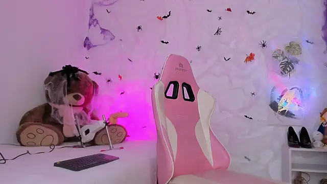 Snapshot of Nataly_evans18 chatting on 10.22.25 Nataly evans18 online show from 10.22.25