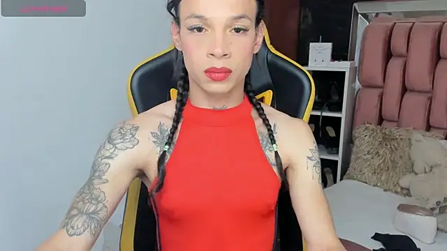 Snapshot of sara_slut21 chatting on 03.10.25 sara slut21 online show from 03.10.25