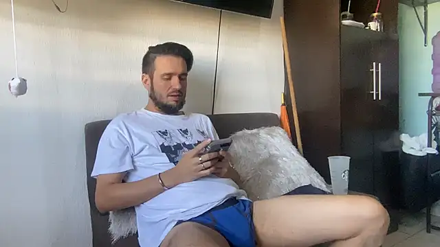 Snapshot of Alexitho25 chatting on 10.27.25 Alexitho25 online show from 10.27.25