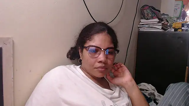 Snapshot of madelene chatting on 02.12.25 madelene online show from 02.12.25