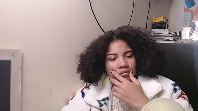 Snapshot of madelene chatting on 02.16.25 madelene online show from 02.16.25