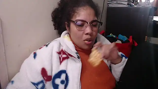 Snapshot of madelene chatting on 02.16.25 madelene online show from 02.16.25
